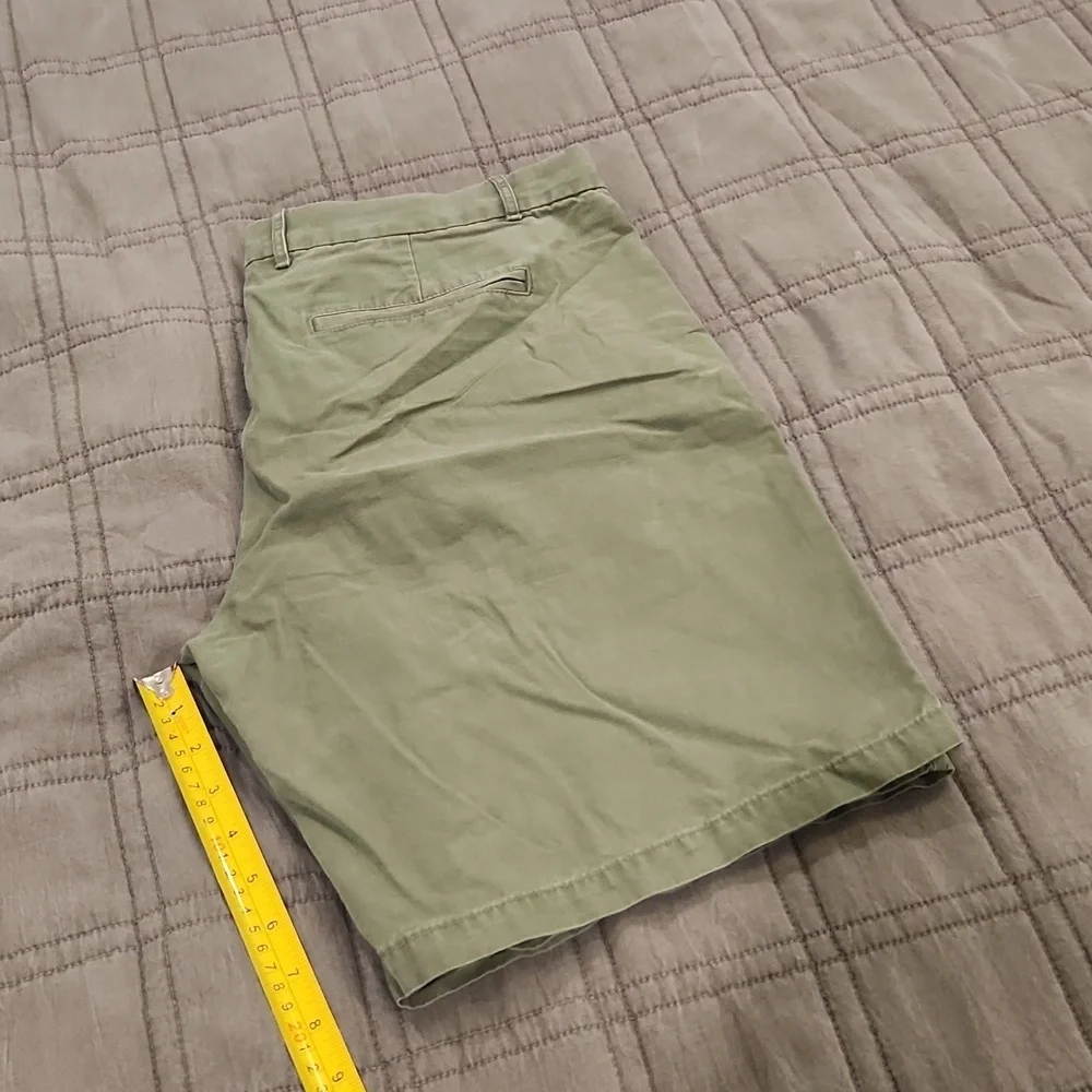 GAP Women's Army Green Shorts Size 10!